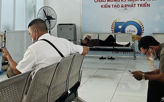 Sử dụng điện thoại nơi công cộng, nên có ý tứ Sử dụng điện thoại nơi công cộng, nên có ý tứ