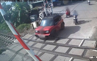 Vượt đường sắt bất chấp đèn đỏ, tài xế ô tô bị phạt 19 triệu đồng