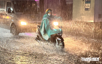 Không khí lạnh gặp nhiễu động gió đông, trút mưa lớn xuống miền Trung