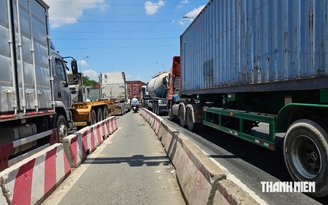 TP.HCM tách làn xe container với xe máy, ô tô con trên đường Võ Chí Công