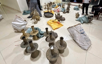 Bắt giữ nghi phạm đột nhập đình làng trộm cắp lư hương, chân đèn