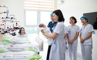 Ca sinh ba chào đời cách nhau 36 tiếng
