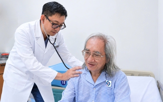 Nhà văn Nhật Chiêu bị nhồi máu cơ tim cấp khi dọn sách do nhà ngập