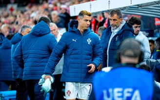 Ronaldo bỏ về Ả Rập Xê Út, đóng sập cánh cửa trở lại đội tuyển Bồ Đào Nha Ronaldo bỏ về Ả Rập Xê Út, đóng sập cánh cửa trở lại đội tuyển Bồ Đào Nha