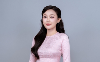 Cô gái cao 1,7 m gây chú ý khi rẽ hướng sang hát bolero là ai?