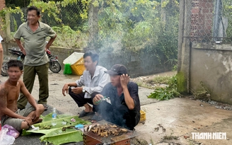 Thả lưới bắt cá, ngồi nhậu ngay nơi ngập lụt ở TP.HCM