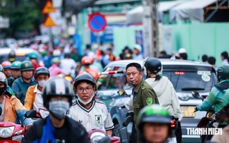 Lăng kính bạn đọc: Để cổng trường thông thoáng, an toàn