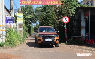 Bảng thông báo 'né trạm thu phí sẽ bị ghi hình, truy thu' khiến tài xế hoang mang