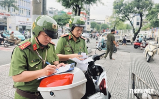 Công an TP.HCM dẹp hàng rong trước cổng trường, phụ huynh vẫn không đủ chỗ đón con?