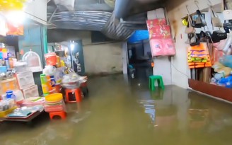 Tiểu thương khổ vì chợ xuống cấp cận tết