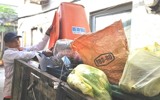 TP.HCM những ngày cuối năm: Đêm trắng của người gom rác và chuyện 'bao đỏ'