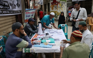 Bangladesh bầu trong, chọn cả ngoài