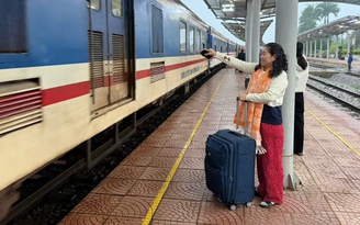 'Mùi tết' trên những chuyến tàu cuối năm