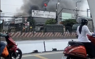 Cháy ở TP.HCM, khói đen cuồn cuộn khiến khu dân cư nháo nhào