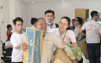 Mua sắm tết tại gian hàng đặc biệt ở TP.HCM: Ai đến cũng rưng rưng