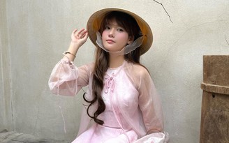 Du xuân duyên dáng cùng chiếc nón lá truyền thống