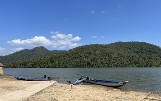 Tết Nguyên đán đặc biệt ở làng 'ốc đảo': 'Có điện sáng, có karaoke nữa'