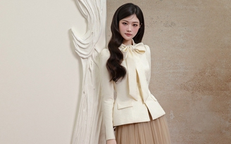 Phối áo khoác ngắn và váy dài đi chúc tết đầu năm