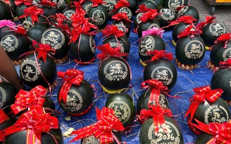 28 tết, dưa hấu chưng bàn thờ tăng giá gấp đôi, gấp ba