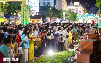'Biển người' ở đường hoa Nguyễn Huệ đêm khai mạc 28 tết