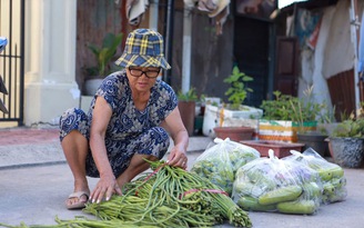 Sạp 'Minh Rau' tặng rau miễn phí ngày cuối năm: 'Lấy nhiều về ăn tết cũng được'