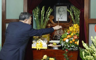 Tổng Bí thư Tô Lâm dâng hương tại Hoàng thành Thăng Long và Di tích Nhà 67