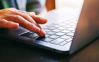 Thói quen sạc đầy có thể rút ngắn tuổi thọ pin laptop