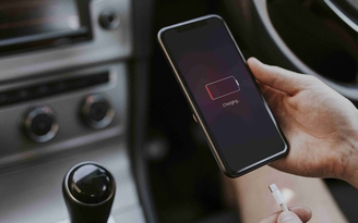 Sai lầm thường gặp khi sạc điện thoại trong ô tô