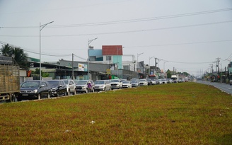 Dòng xe từ miền Tây đổ về TP.HCM sau tết, nhiều tuyến đường 'nghẹt thở'