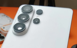 Trên tay Galaxy S26 Ultra với cụm camera lồi trước giờ G