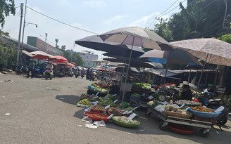 Buôn bán chiếm đường, đi lại khó khăn