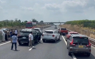 Chạy xe trên cao tốc sau tết: Mong bác tài nhẹ chân ga, chuẩn tay lái