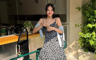 Dịu dàng ngày đầu năm với áo khoác mỏng phối đầm hai dây