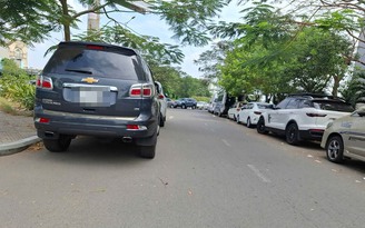 Ô tô đậu tràn lan trước cổng trường