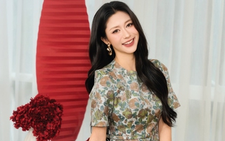 Đầu xuân, nàng diện váy dài thanh lịch xuống phố