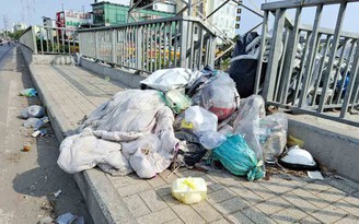 Rác tràn lan trên cầu và bên đường