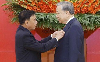 Tổng Bí thư Tô Lâm nhận Huy hiệu 45 năm tuổi Đảng