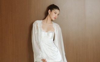 Slip dress phối áo khoác cho những bữa tiệc sang trọng cuối năm