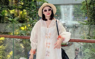 Áo sheer phối ngoài áo hai dây, tôn nét quyến rũ đầy kín đáo