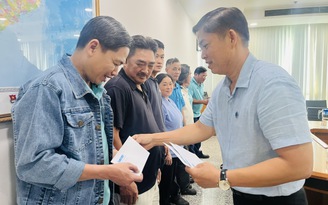 Cây mùa xuân 2026: Trao 20 phần quà tết cho người lao động