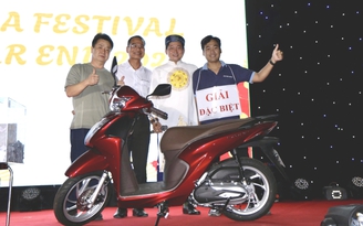 Công ty 'chơi lớn' tặng xe máy, tủ lạnh cho công nhân trong tiệc tất niên