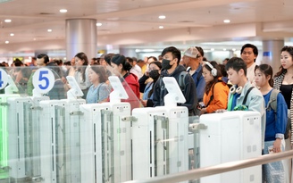 Xuyên đêm ở cửa ngõ không ngủ Tân Sơn Nhất cận Tết Bính Ngọ