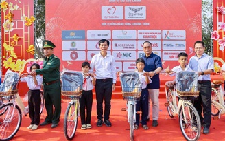 Trao xe đạp cho học sinh nghèo Buôn Đôn