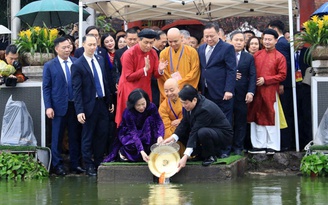 Chủ tịch nước và phu nhân cùng kiều bào thả cá chép tại hồ Hoàn Kiếm