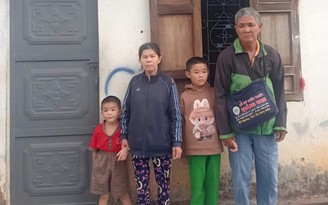 Bán vé số nuôi vợ bệnh nặng và 2 cháu nội còn nhỏ dại