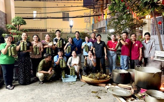 Tất niên ở TP.HCM có nhiều nồi bánh tét, dân khu phố làm điều nghĩa tình