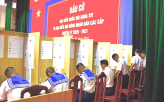 Vùng 2 Hải quân bầu cử sớm tại bến, đưa thùng phiếu ra nhà giàn DK1