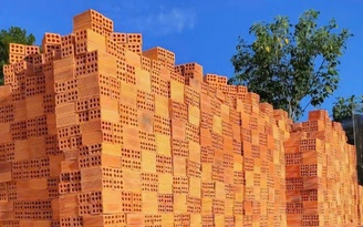 Giá xăng dầu tăng, vật liệu xây dựng leo thang, nhà xe dè dặt tăng cước