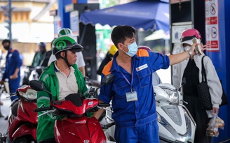 Giá xăng dầu hôm nay 11.3.2026: Lao dốc 15%, xăng trong nước sát mốc 30.000 đồng/lít