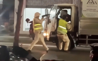 Quảng Ninh: Bắt tài xế xe tải liều lĩnh 'thông chốt' đo nồng độ cồn